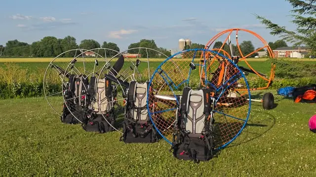 Deux paramoteurs trikes alignés sur le terrain