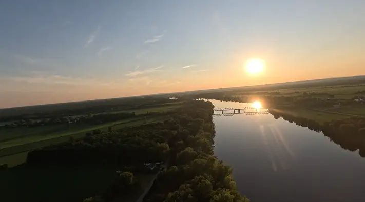 Vue aérienne d'une rivière de la Mauricie au soleil couchant