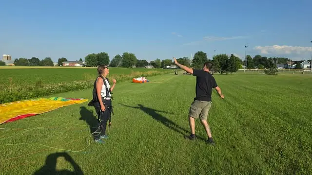 Instructeur et élève, pouce en l'air, avant le vol