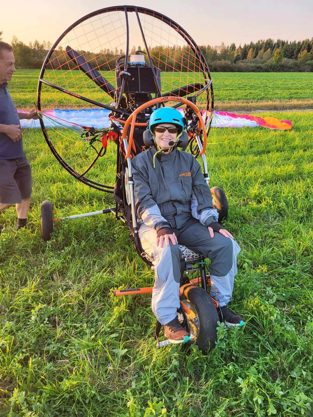 Élève prête à décoller, installée dans le paramoteur au soleil couchant